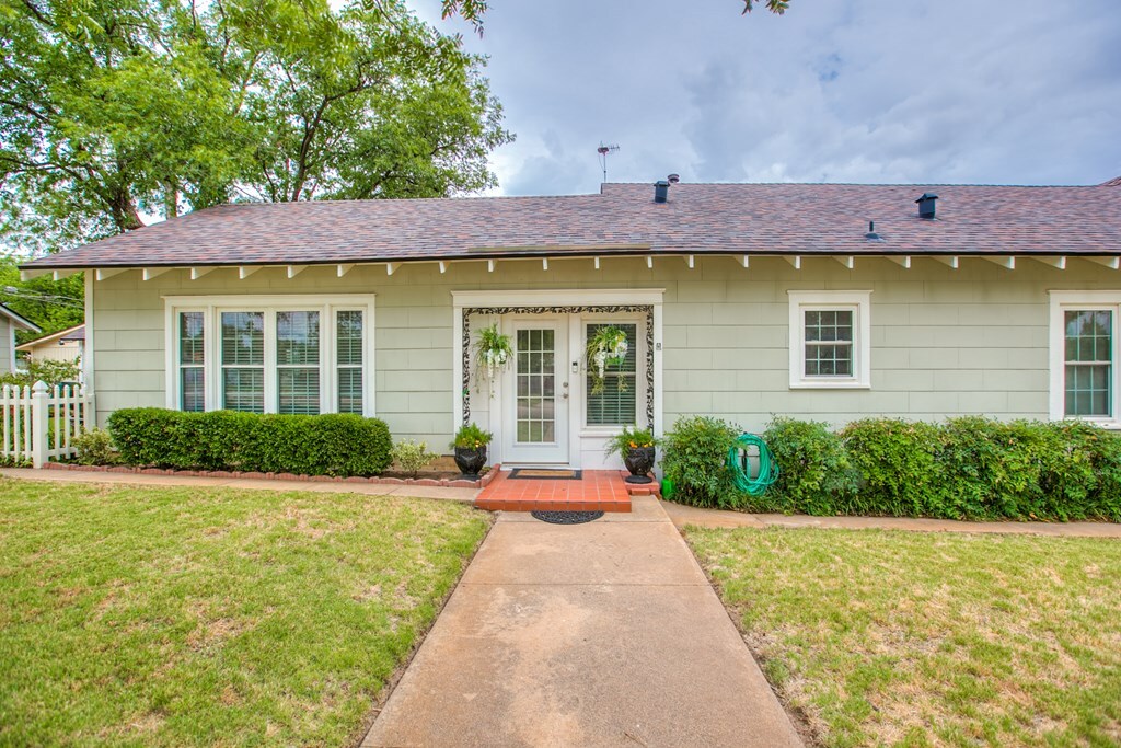 Property Photo:  308 N 5th St  TX 76821 