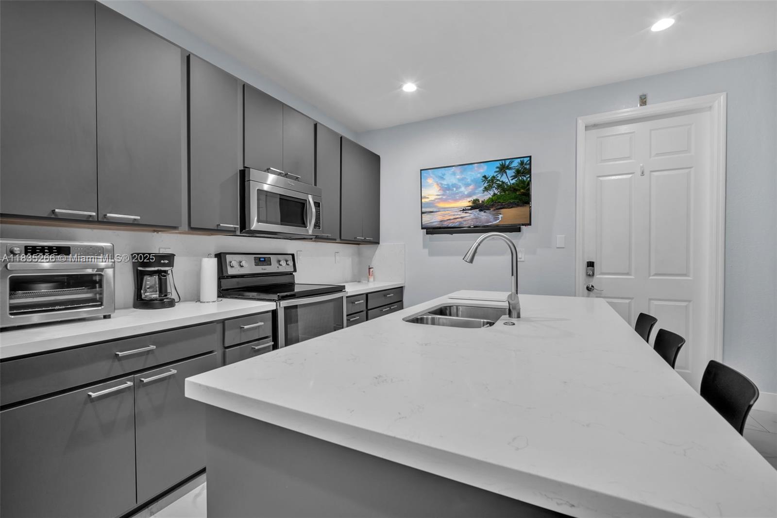 Property Photo: 14646 SW 13th St FL 33027