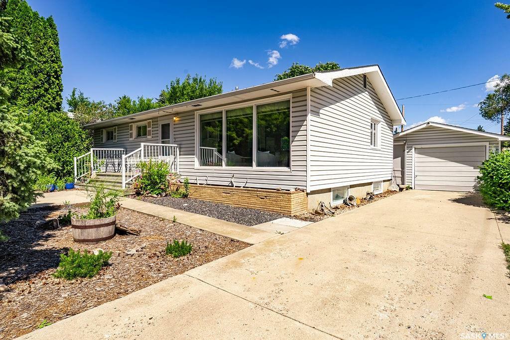 Property Photo: 2611 Cairns Avenue SK S7J 1V6