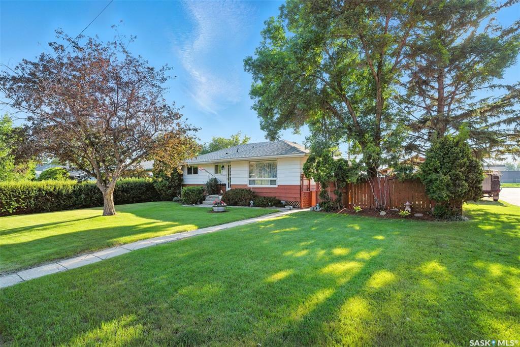 Property Photo: 1007 Tiffin Crescent SK S7L 3R2