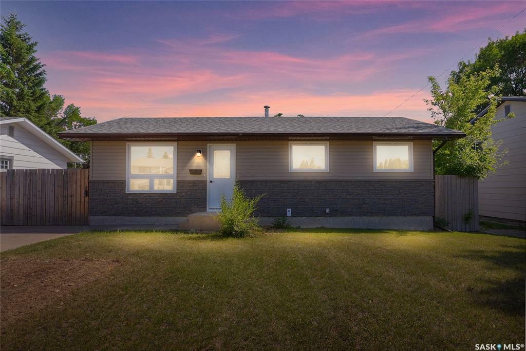 Property Photo: 1511 Glendale Street SK S6H 7B3