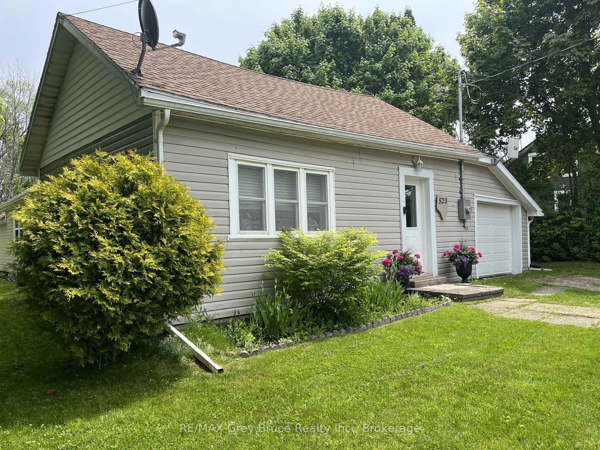 Property Photo:  523 Tyson Street  ON N0H 2T0 
