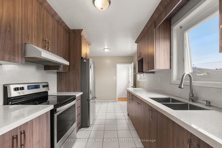 Photo de la propriété: 84 Goldsboro Road ON M9L 1A7