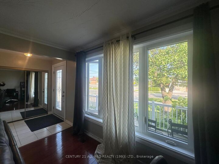 Photo de la propriété:  84 Goldsboro Road  ON M9L 1A7 
