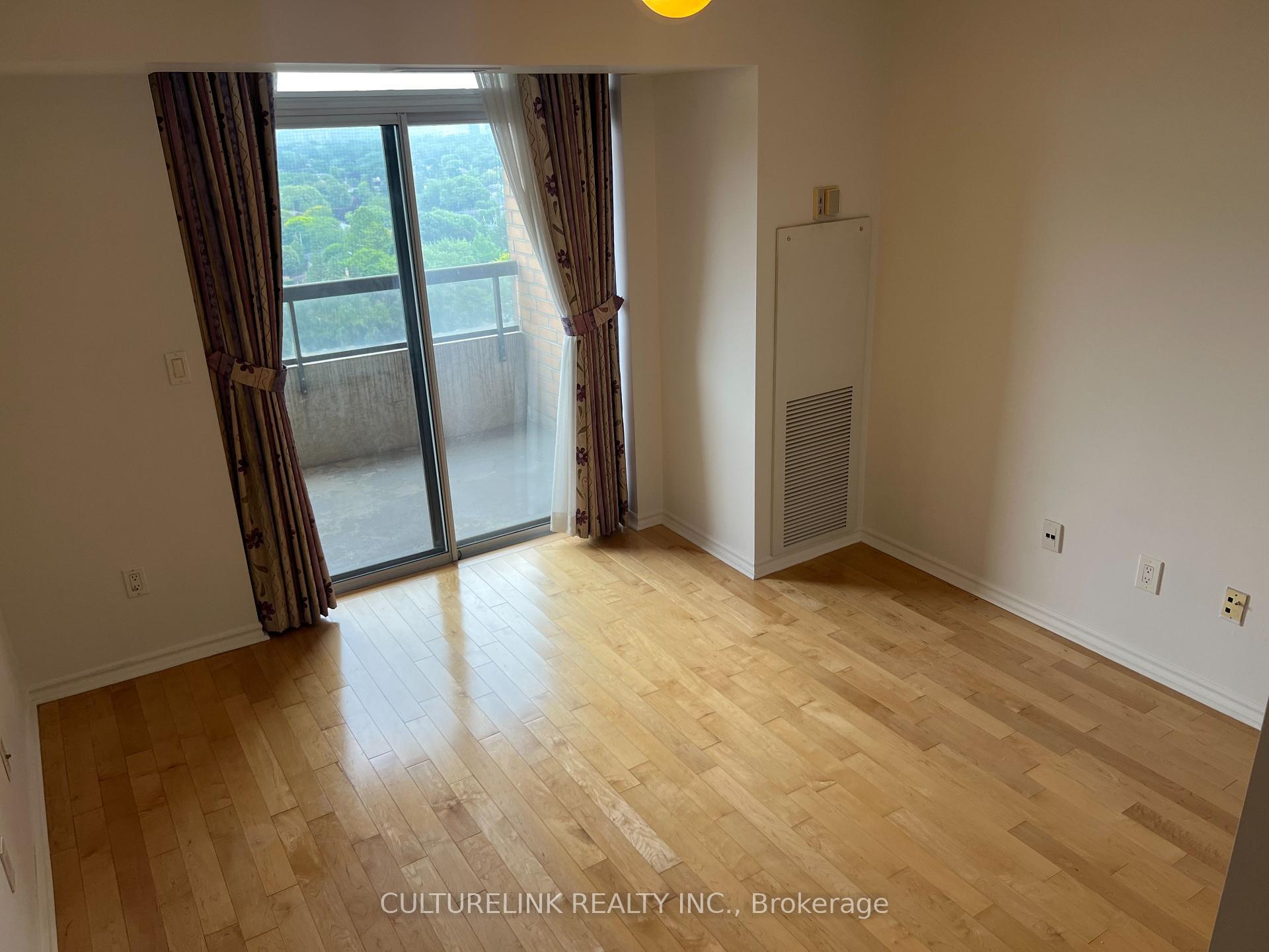 Property Photo: 18 Sommerset Way 2116 ON M2N 6X5