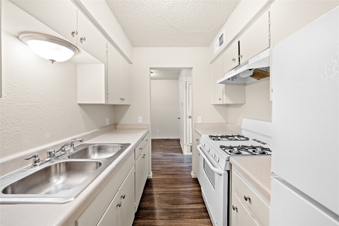 Property Photo: 2314 Greenfield Parkway 207 TX 78741