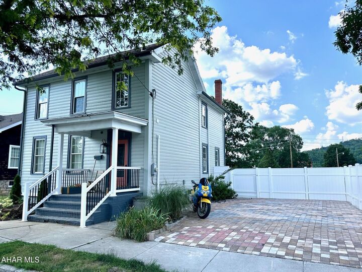 313 E John Street  Bedford PA 15522 photo