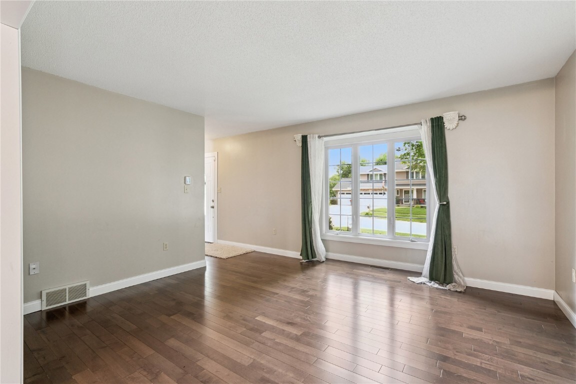 Property Photo: 6911 Winthrop Rd NE IA 52402