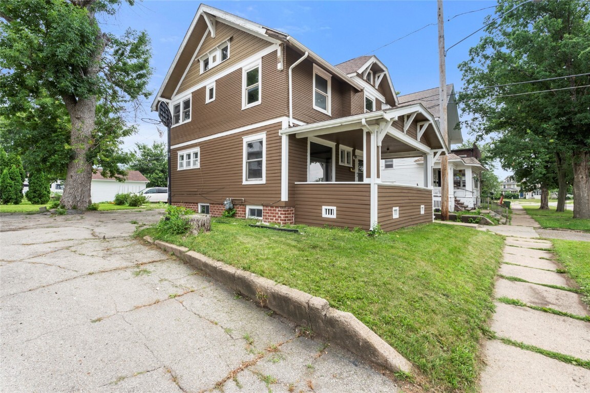 Property Photo: 210 16th Street SE IA 52403
