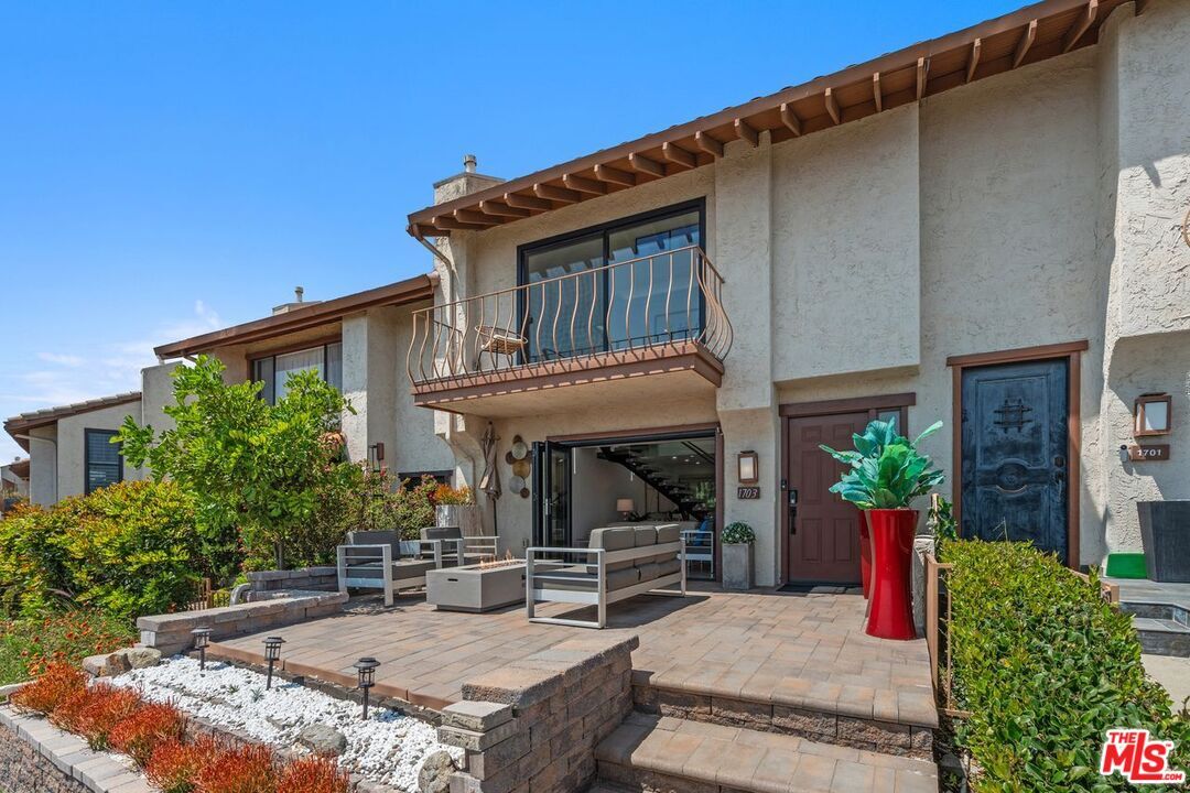 Property Photo: 1703 Camino De Villas CA 91501
