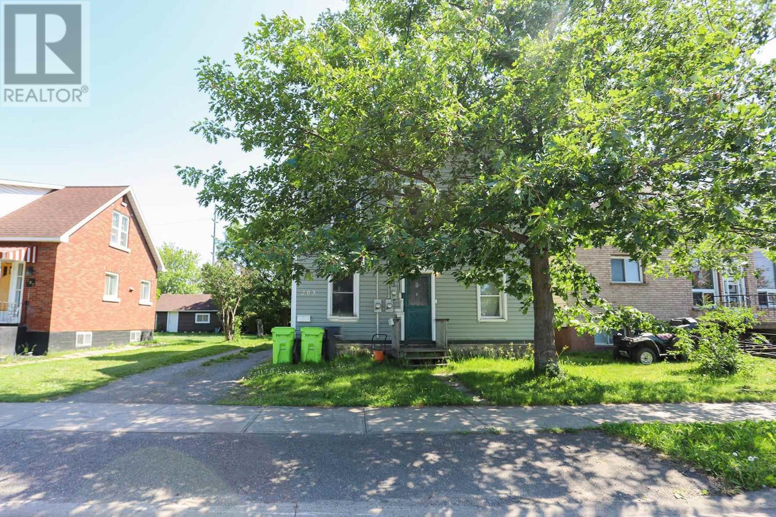 Property Photo: 203 Wallace Ter ON P6C 1K2