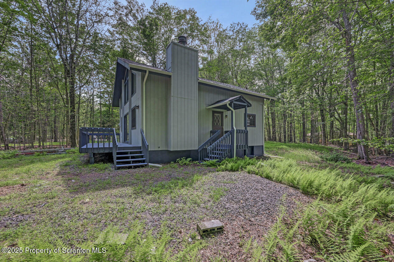 Property Photo: 127 Livingston Lane PA 18424