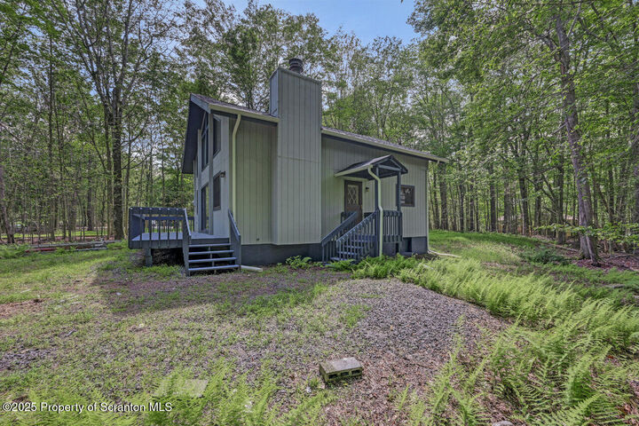 Property Photo: 127 Livingston Lane PA 18424