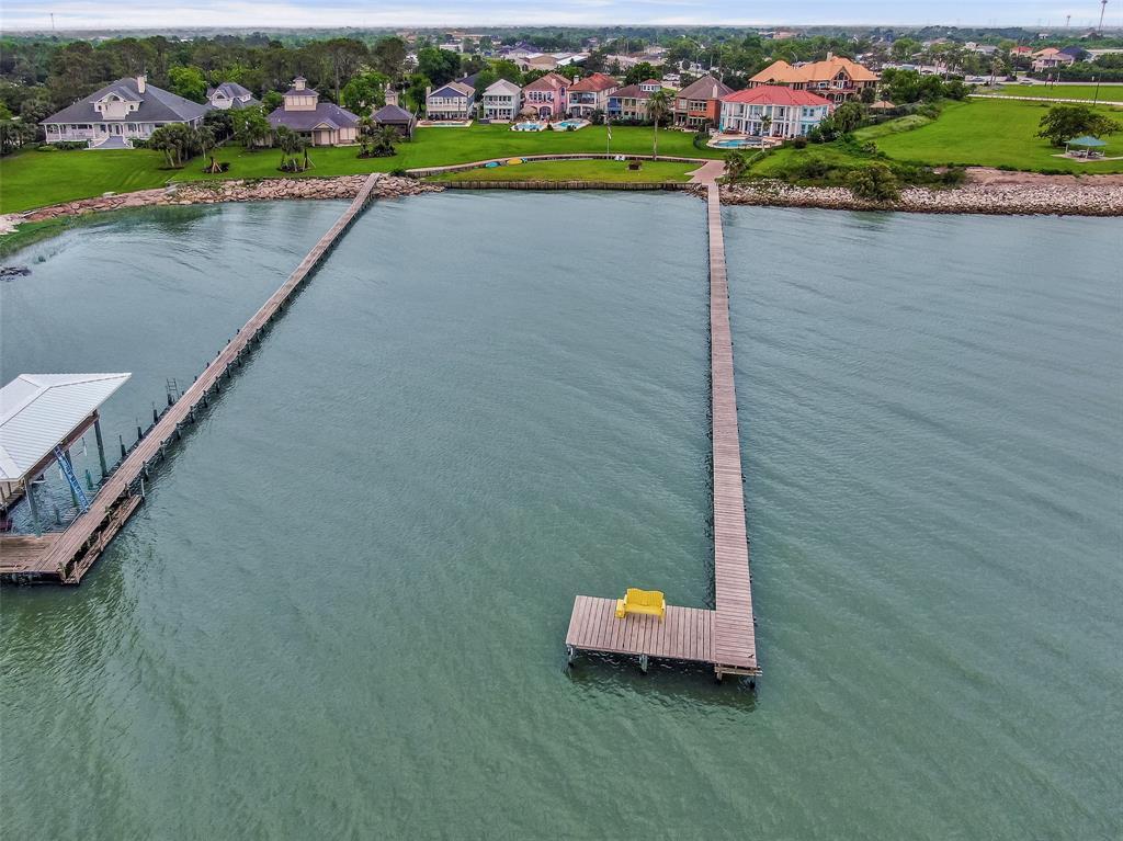 Property Photo: 2662 E Bayshore Drive TX 77539