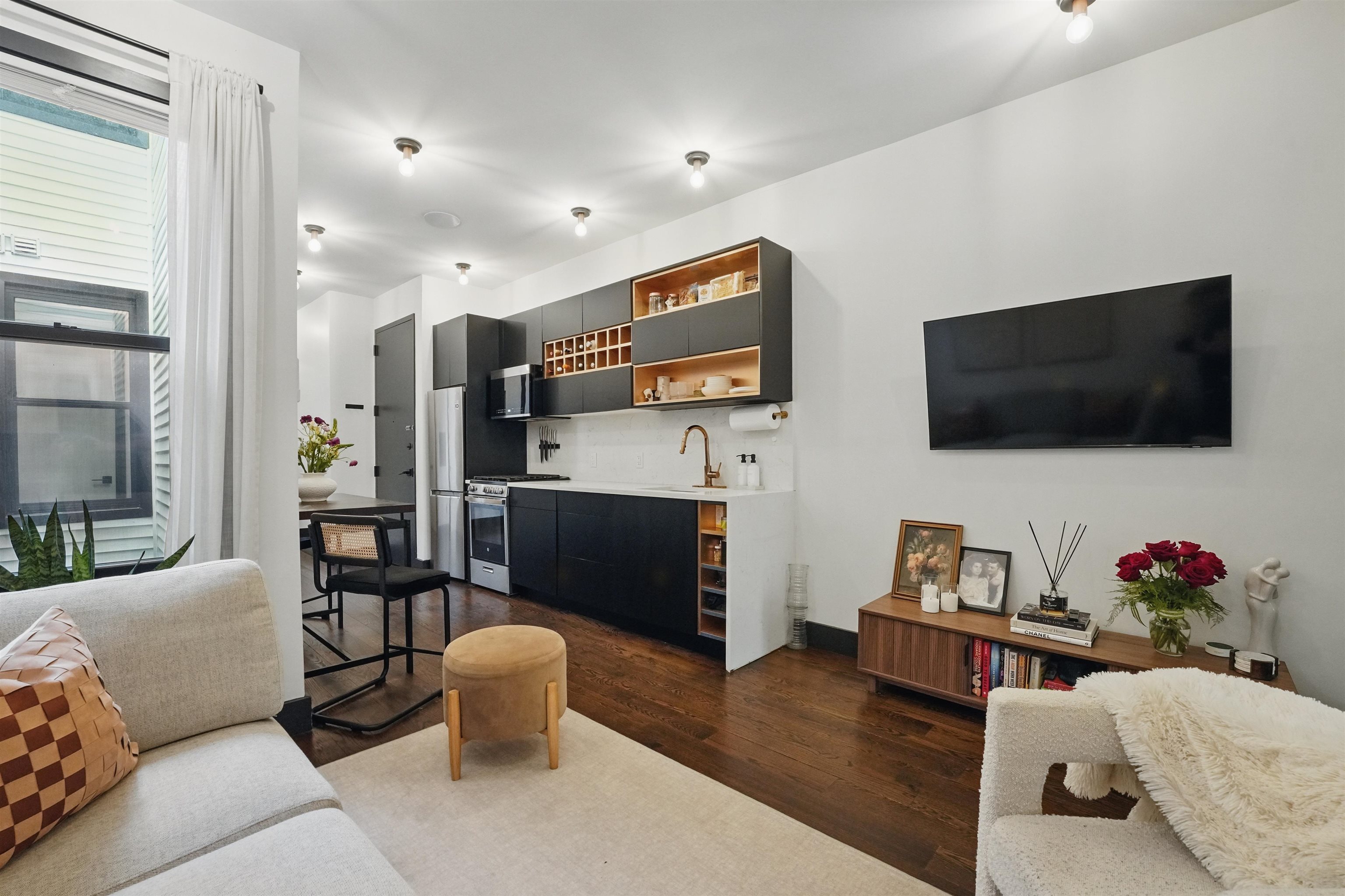 Property Photo: 43 Thorne St 1B NJ 07307
