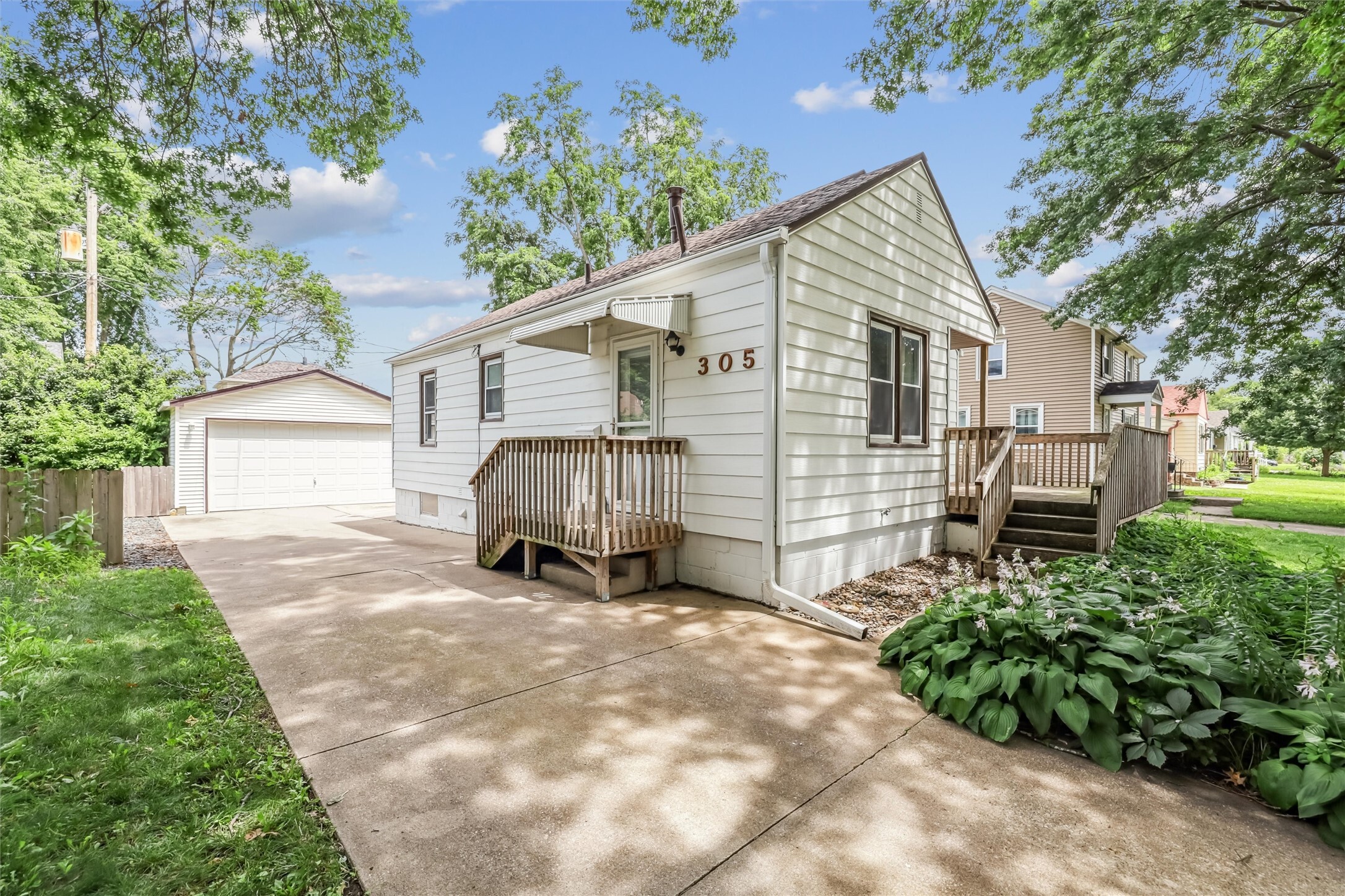 Property Photo: 305 Hillside Avenue IA 50265