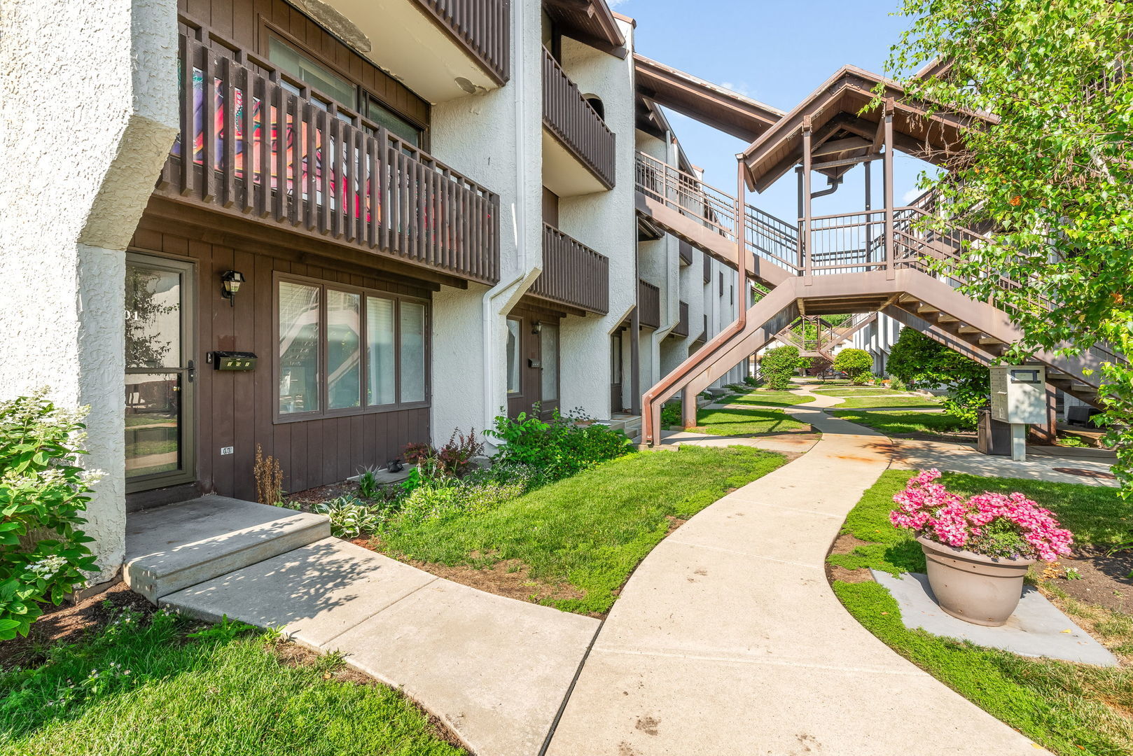 Property Photo: 6600 W Wood River Drive 101 IL 60714