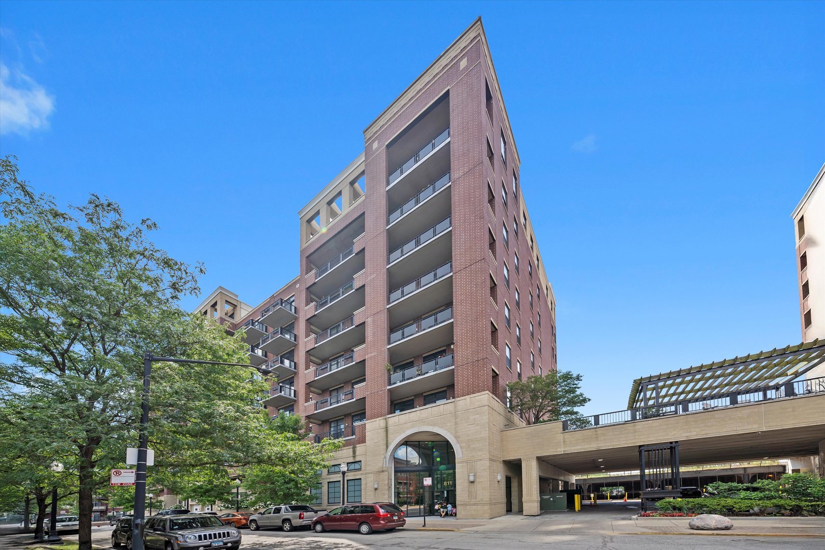 Property Photo: 811 W 15th Place 709 IL 60608