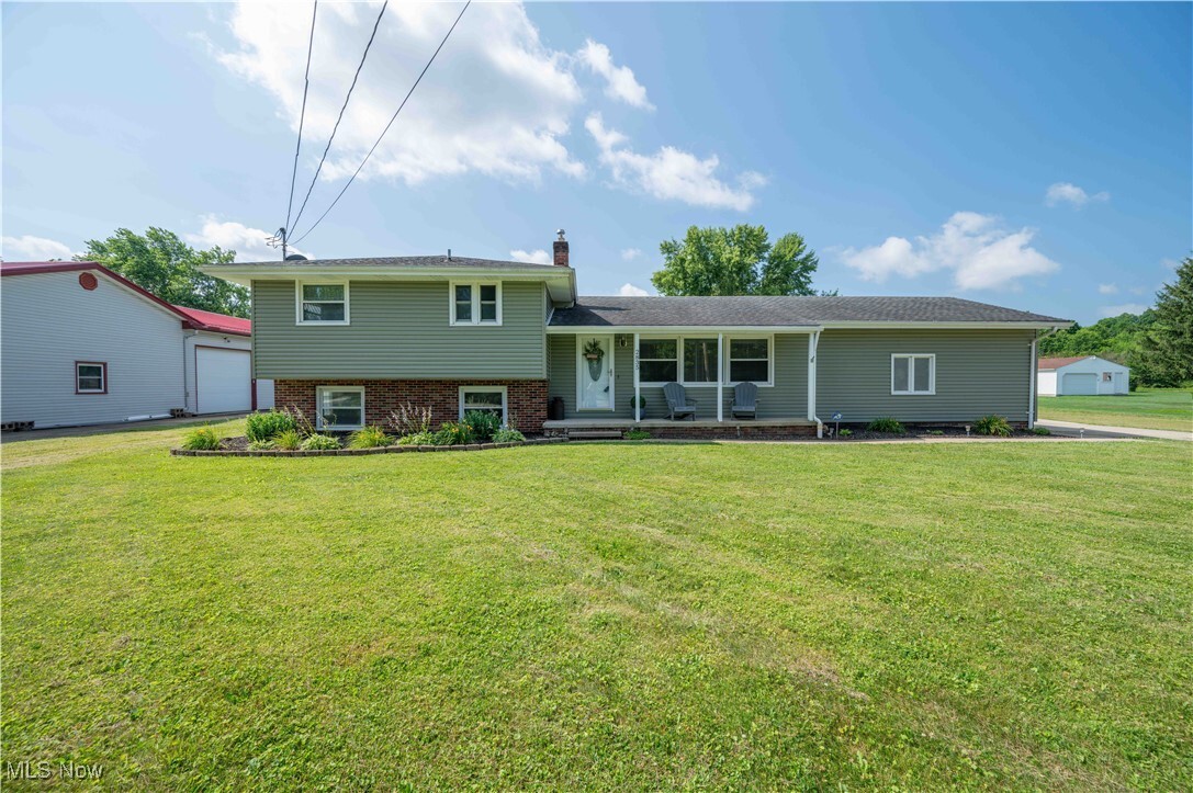 Property Photo: 2835 Hallock Young Road SW OH 44481