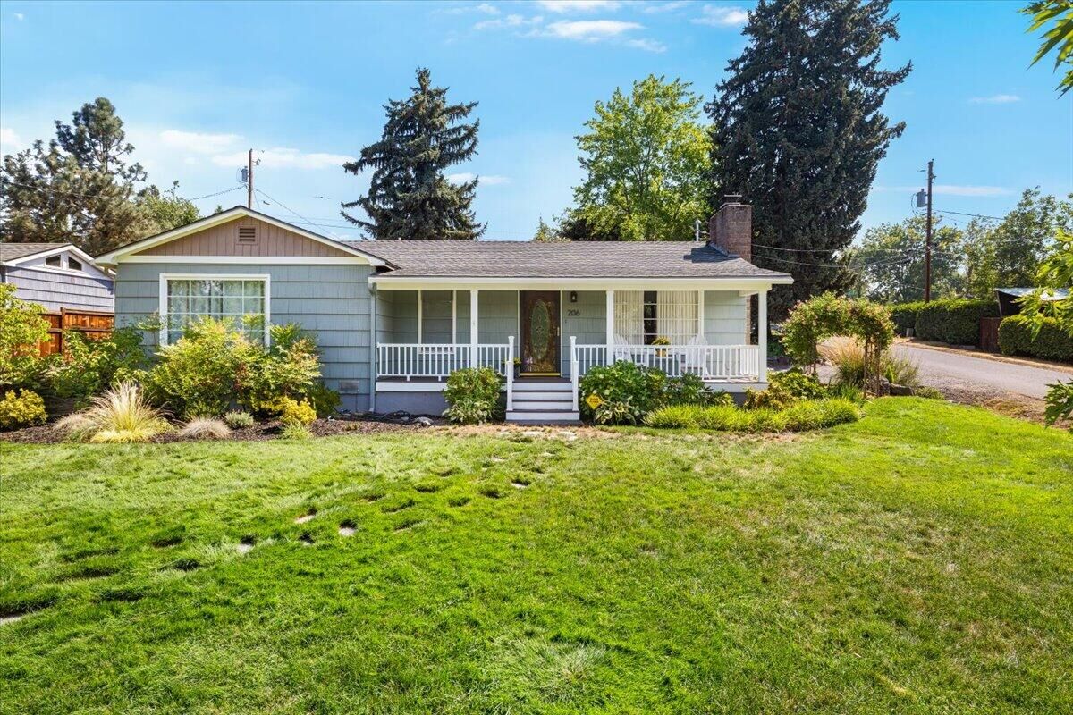 Property Photo: 206 Girard Drive OR 97504