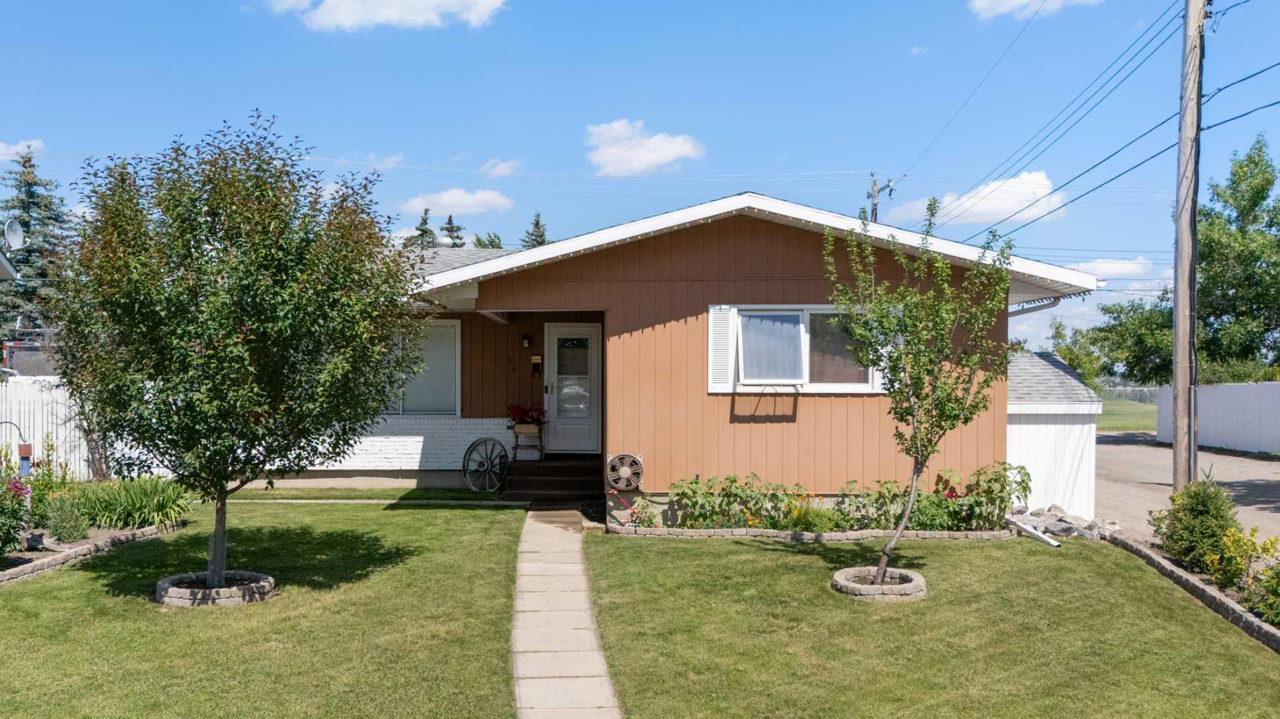 Property Photo:  56 Maple Court Crescent SE  AB T2J 1W1 