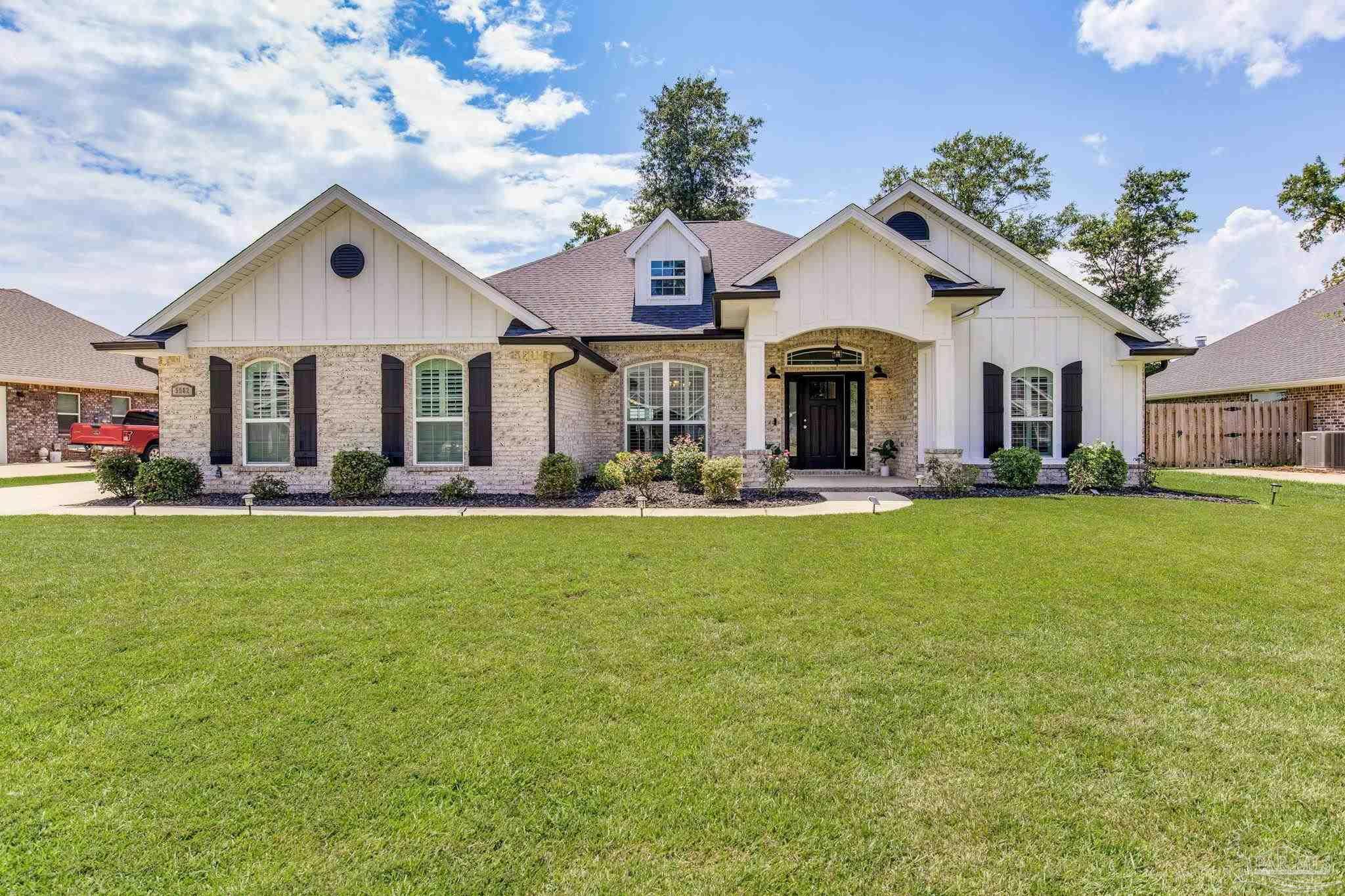 Property Photo: 5562 Dunridge Dr FL 32571