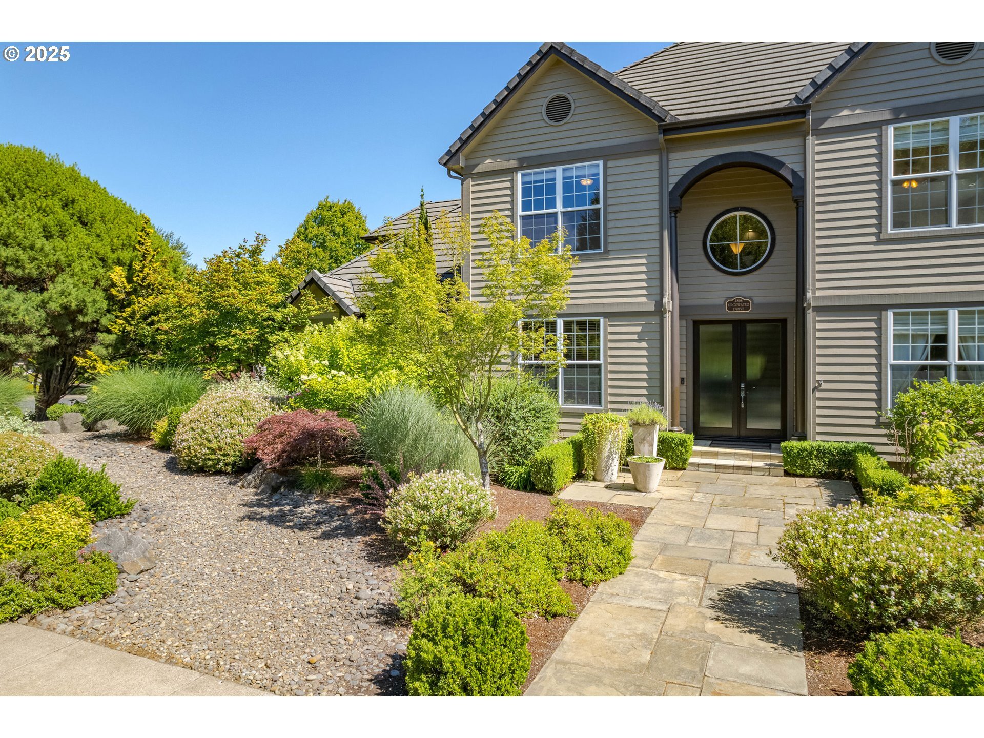 Property Photo: 2808 Edgewater Dr OR 97401
