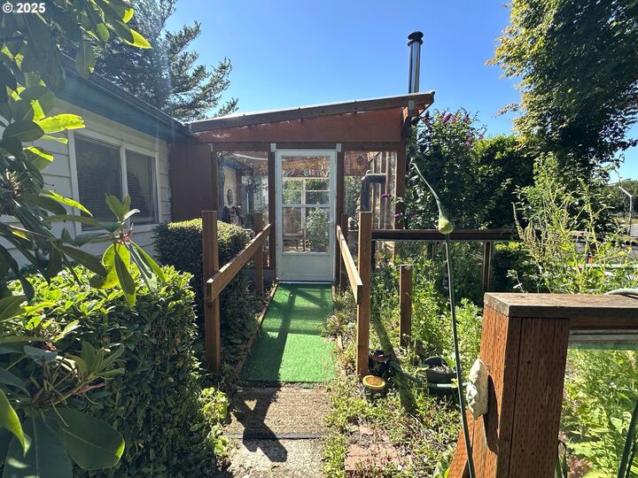 Property Photo:  1601 Rhododendron Dr 572  OR 97439 