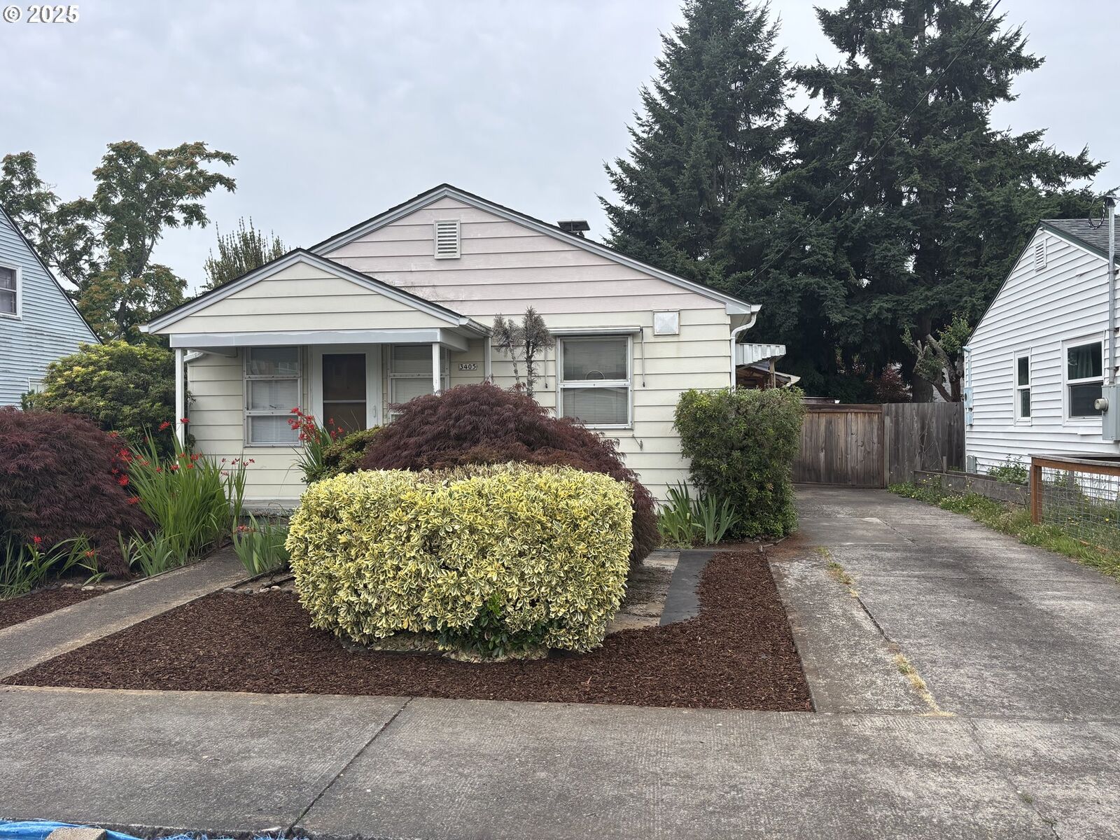 Property Photo: 3405 SE 69th Ave OR 97206