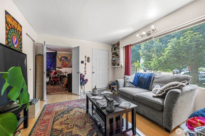 Property Photo: 615 E Myrtle Street WA 98225