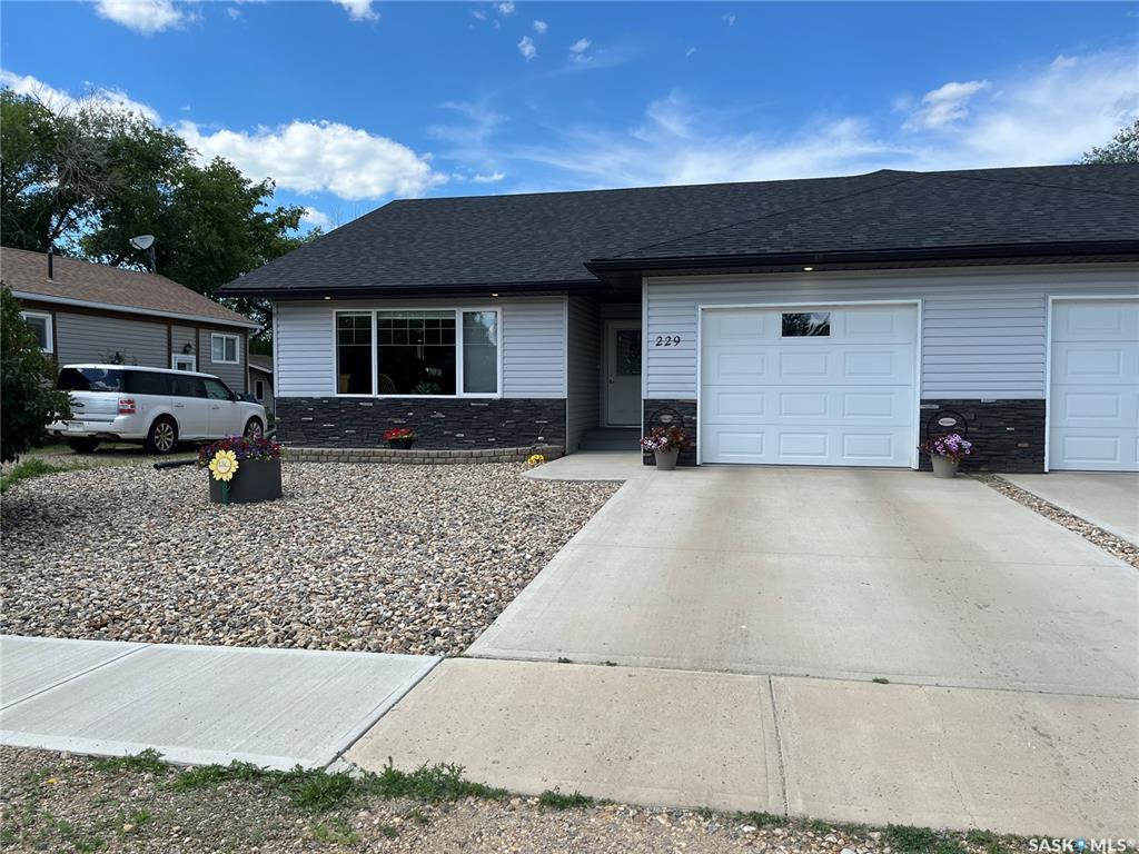 Property Photo: 229 5th Avenue SK S0H 1X0