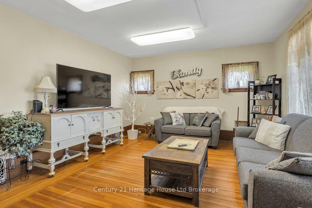 Property Photo:  48 Brock Street W  ON N4G 2A5 
