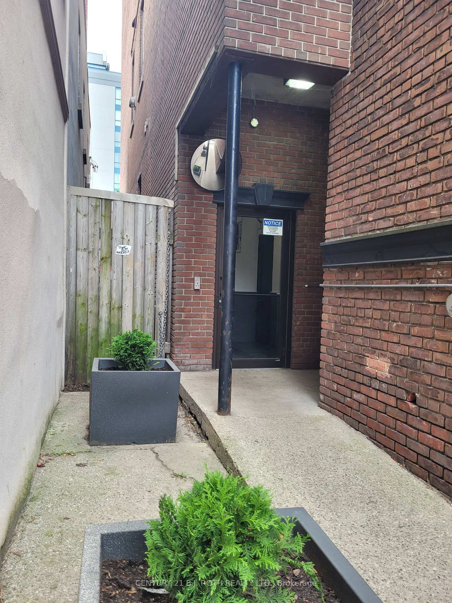 Property Photo:  19 Dunlop Street W 204  ON L4N 1A1 