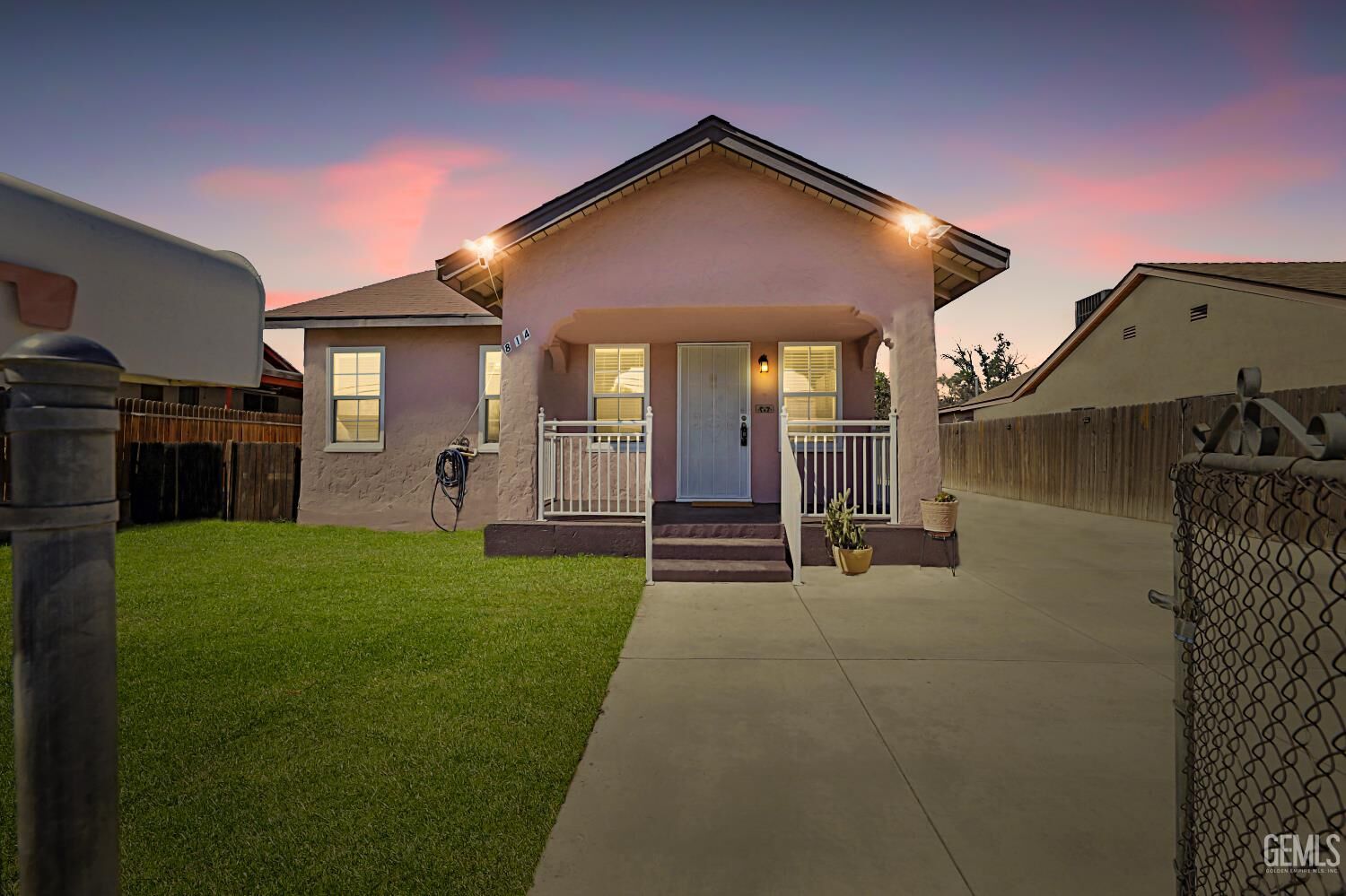 Property Photo:  814 Eureka Street  CA 93305 