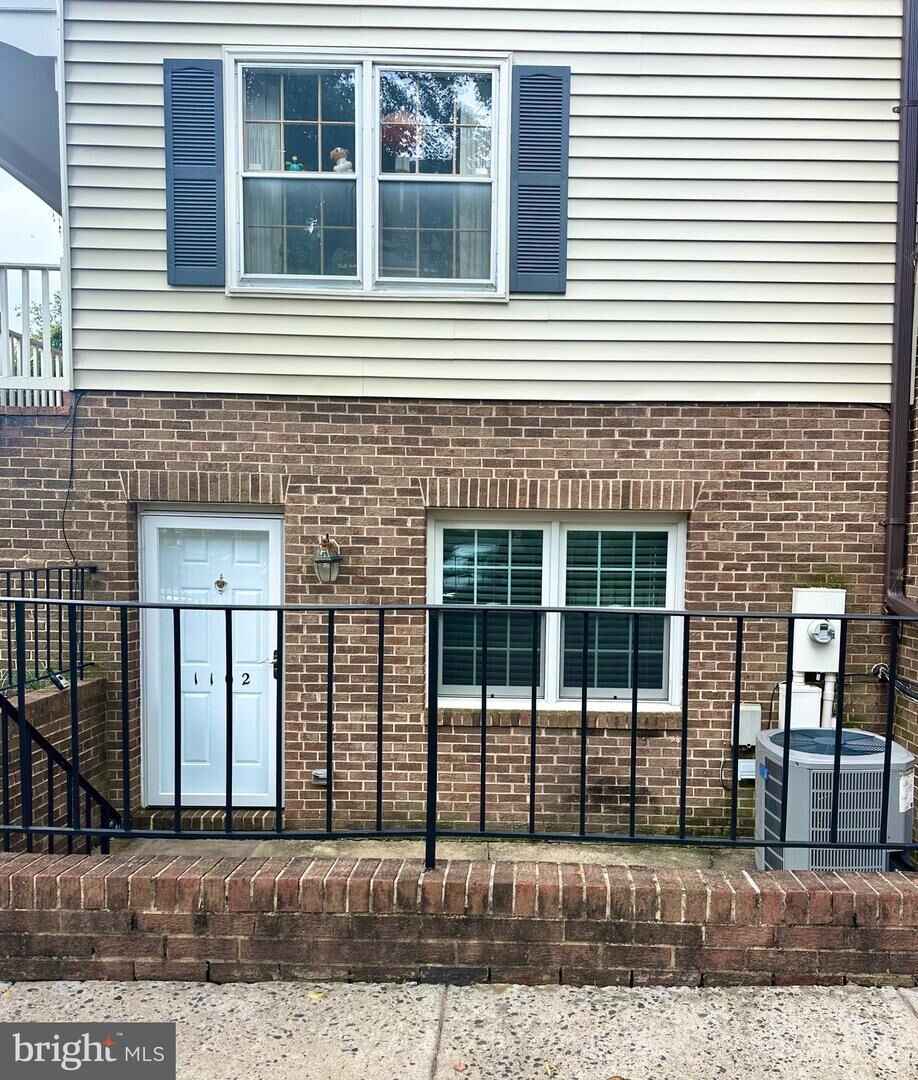 Property Photo: 1102 N Stafford Street 1 VA 22201
