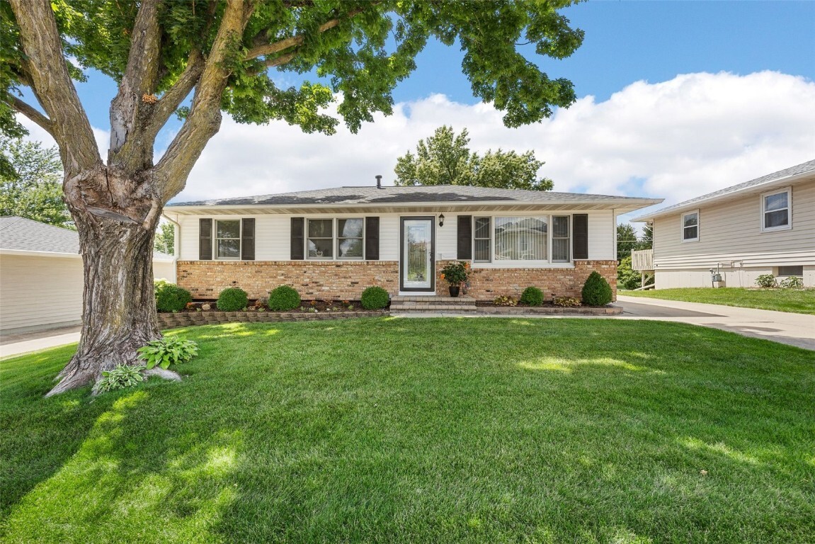 Property Photo: 906 29th Street NW IA 52405
