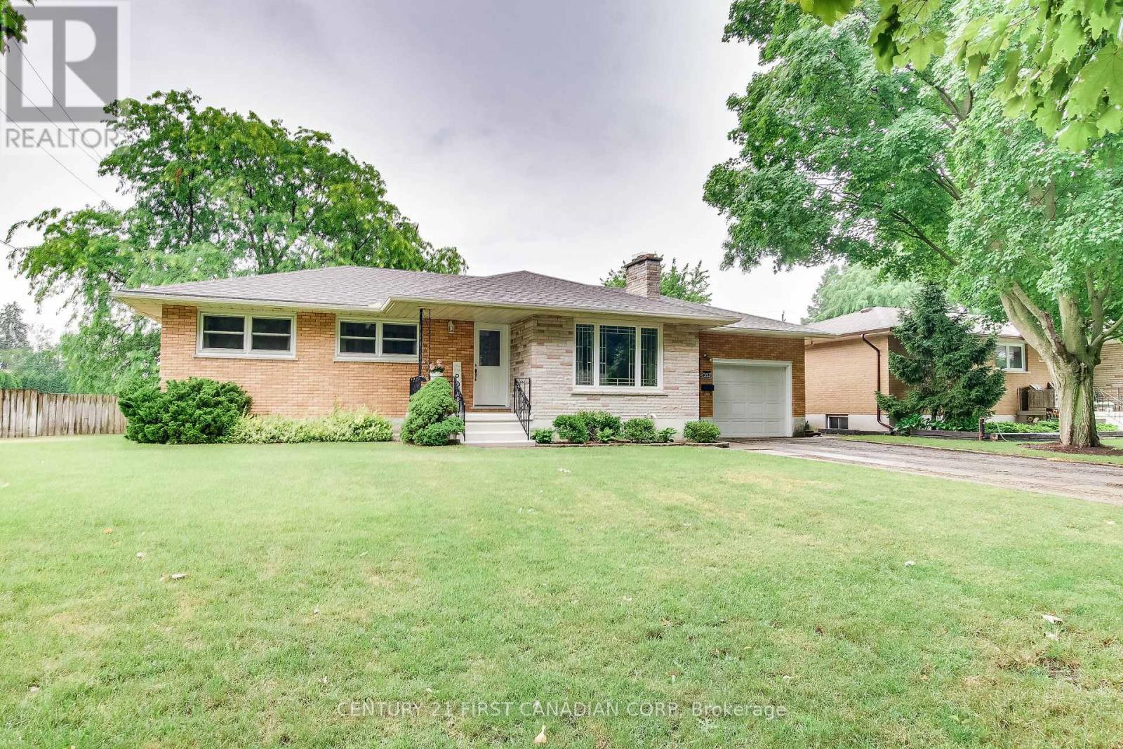 Photo de la propriété: 353 Adelaide Street ON N7G 2W2