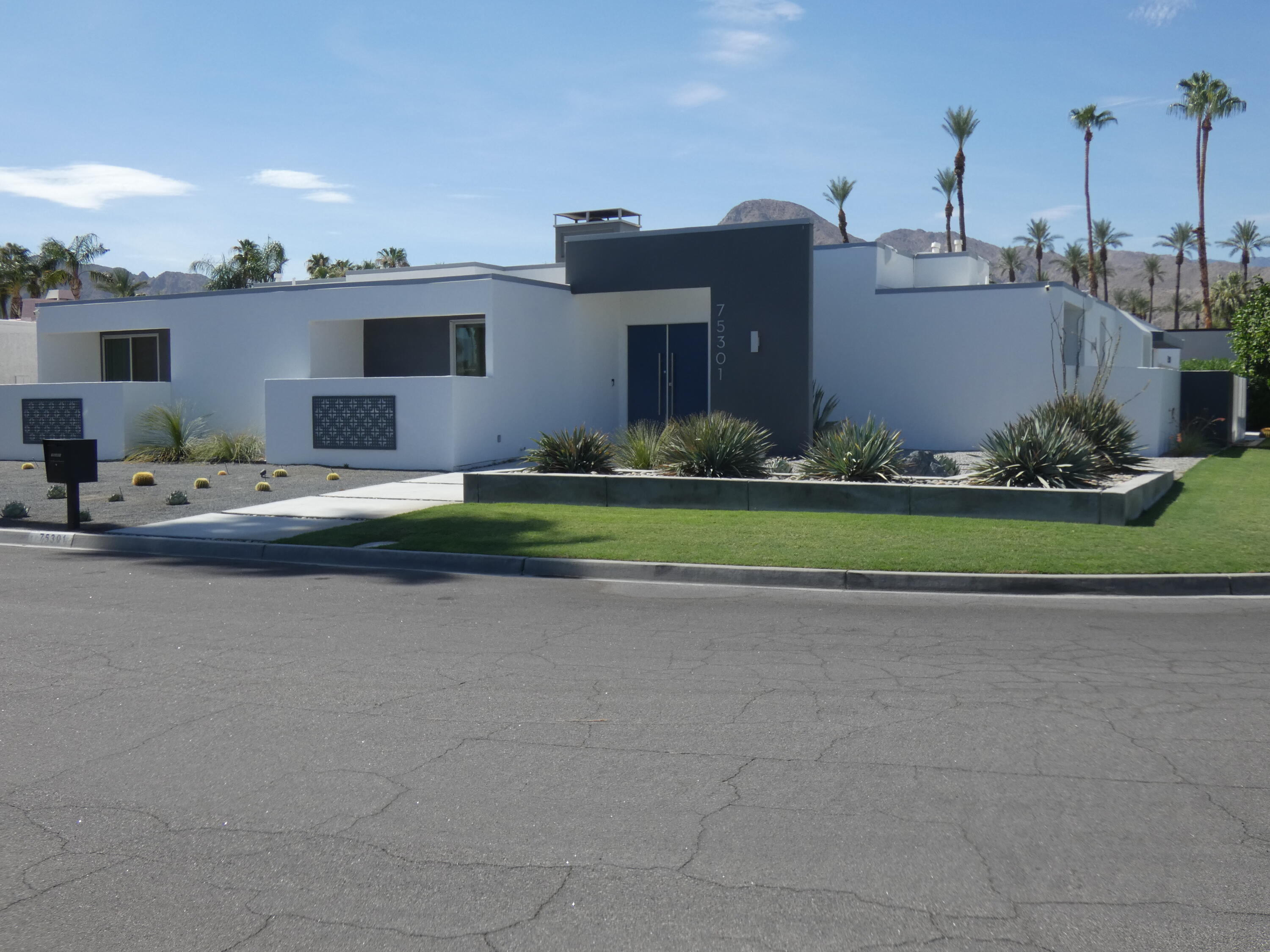 Property Photo: 75301 Montecito Drive CA 92210