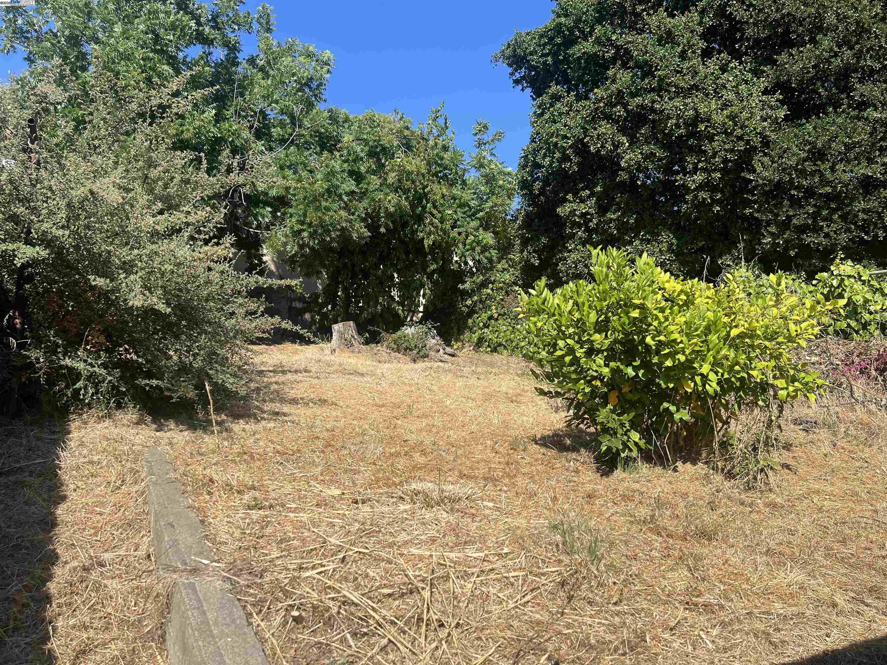 Property Photo: 6908 Macarthur Blvd CA 94605