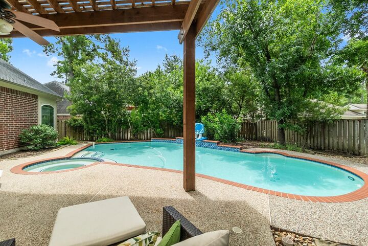 Property Photo: 23 Sparklewood Place TX 77381