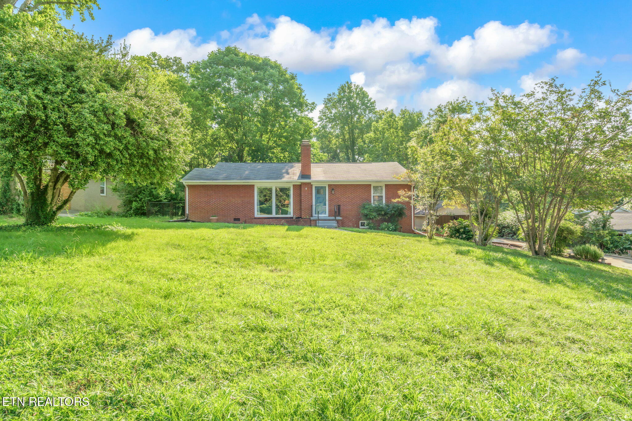 Property Photo: 304 Bona Rd TN 37914