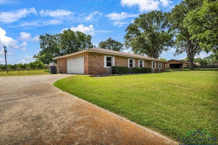 Property Photo:  104 Kingbird Cir  TX 75603 