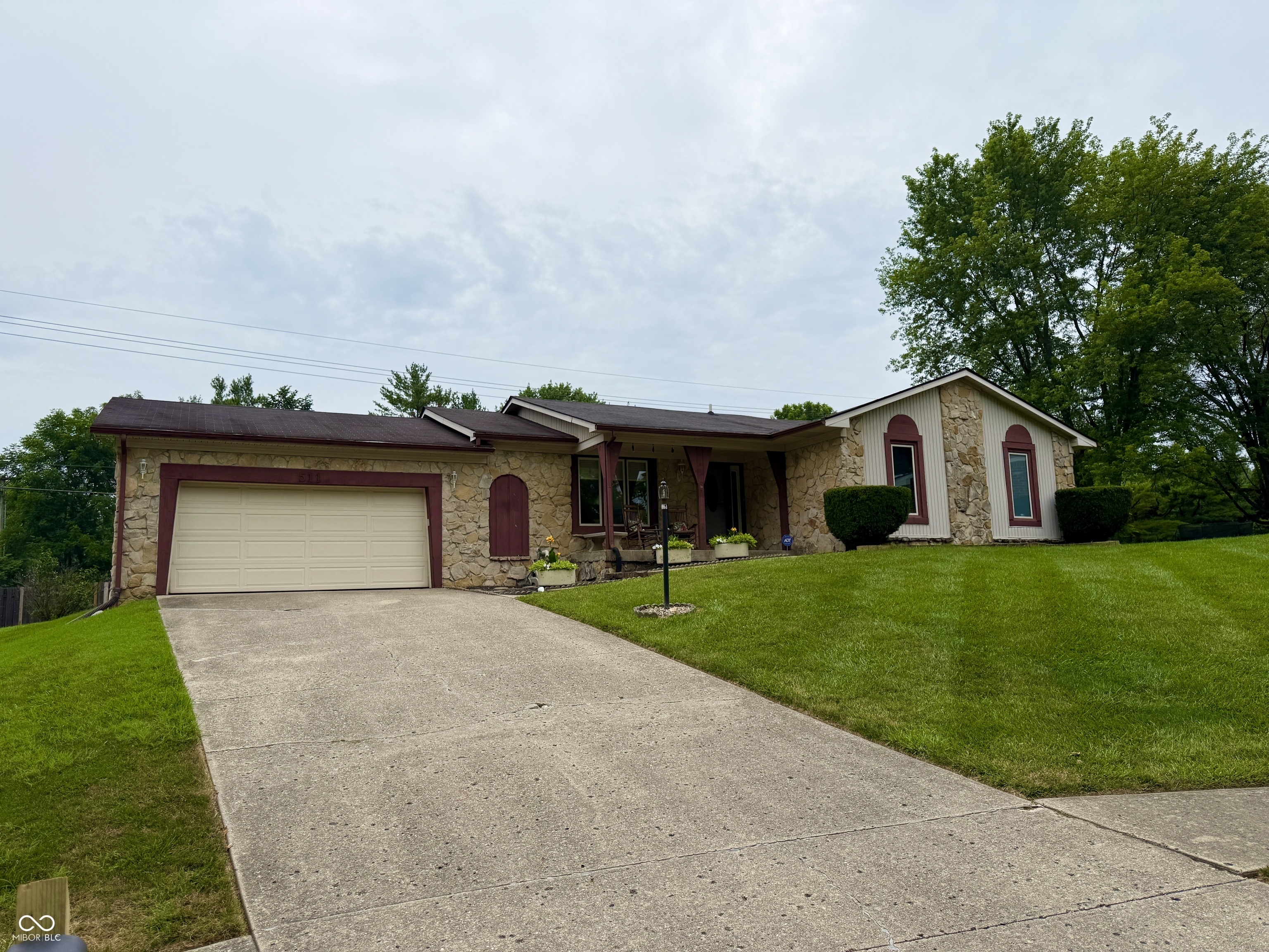 Property Photo: 511 Canterbury Court IN 46060