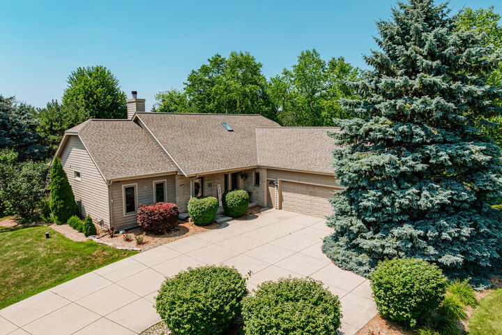 W279n5331 Hanover Hill Ct  Lisbon WI 53089 photo