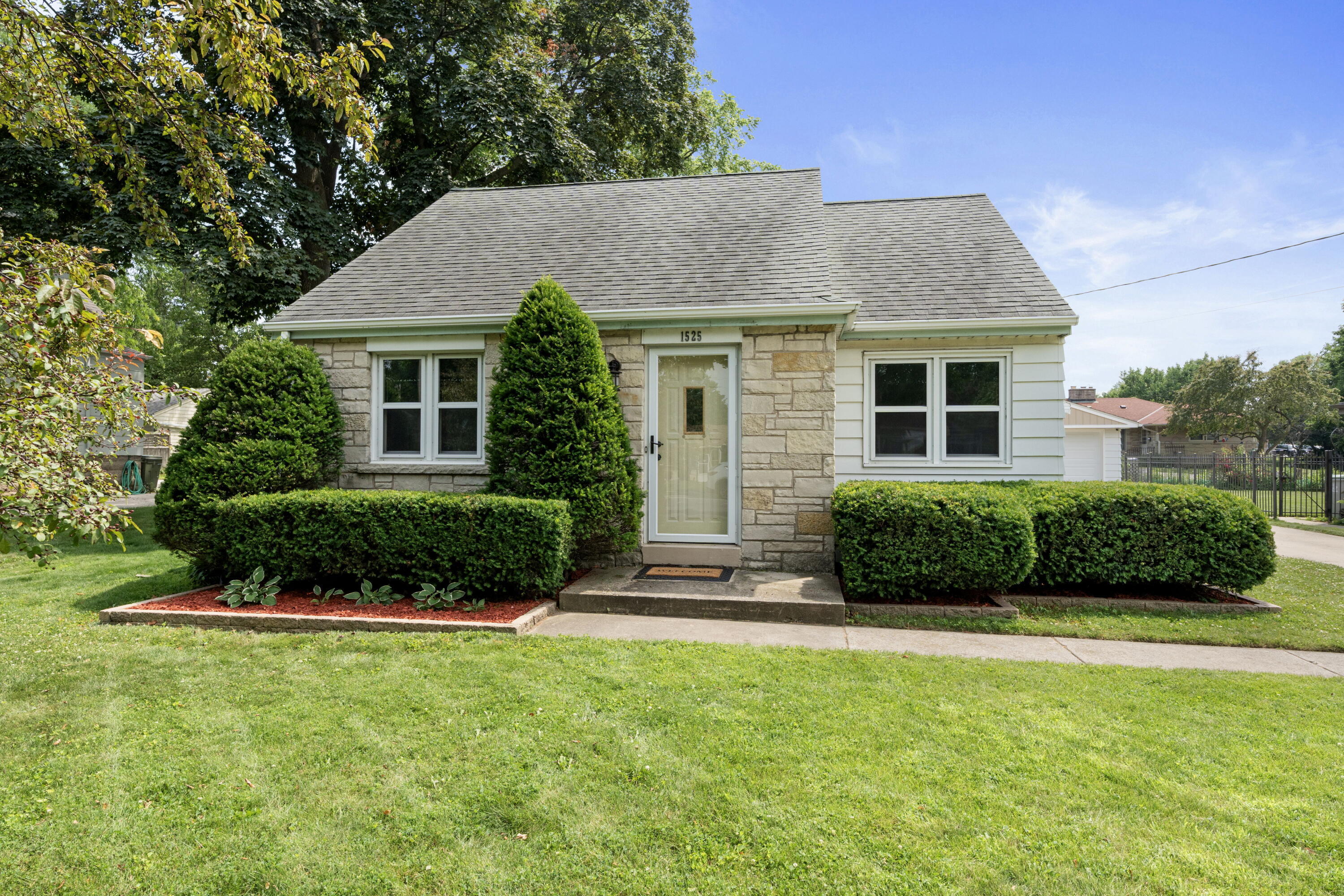 Property Photo: 1525 E Morgan Ave WI 53207