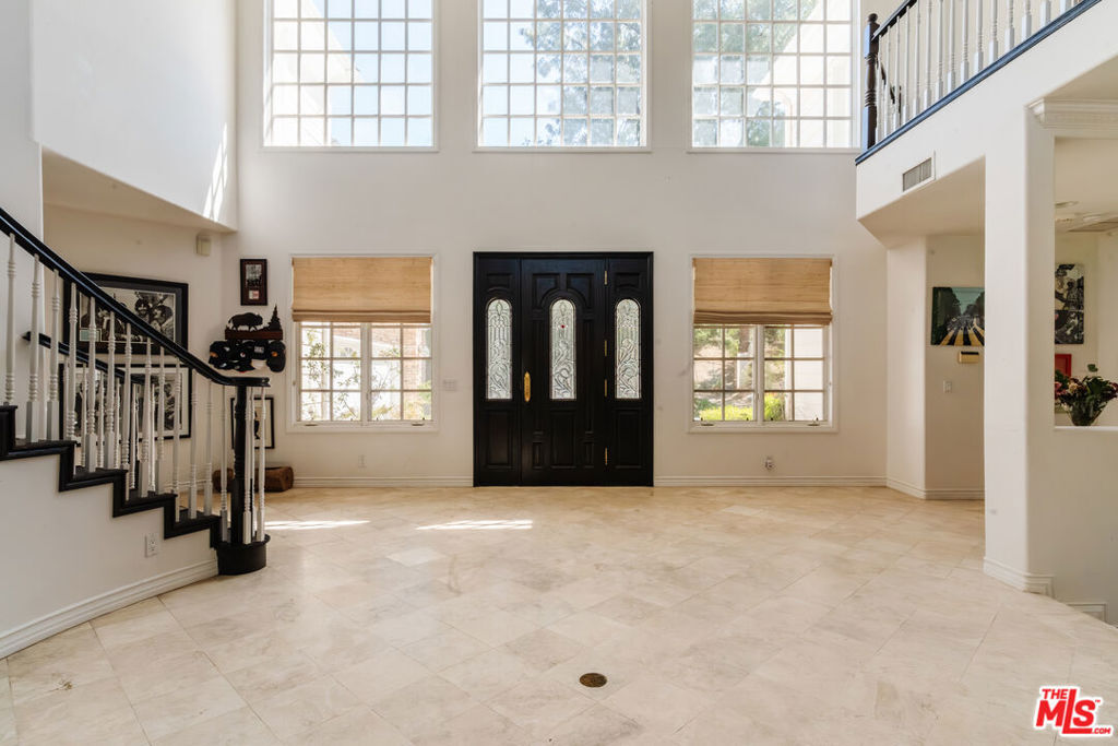 Property Photo:  4244 Balcony Drive  CA 91302 