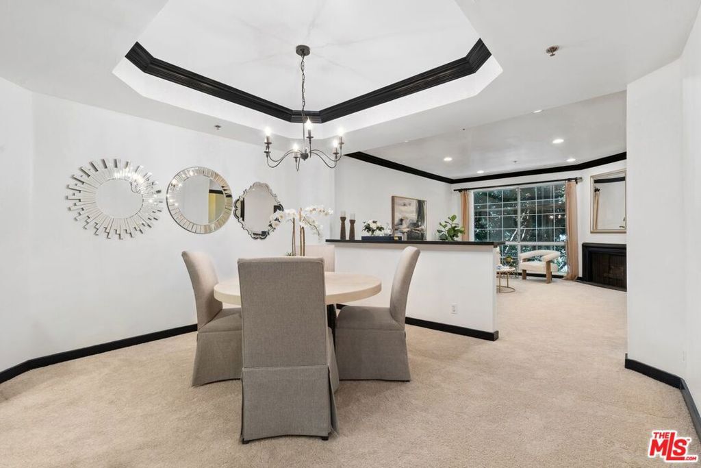 Property Photo: 585 N Rossmore Avenue 409 CA 90004