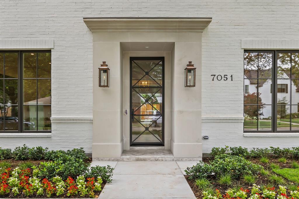 Property Photo: 7051 Chantilly Lane TX 75214