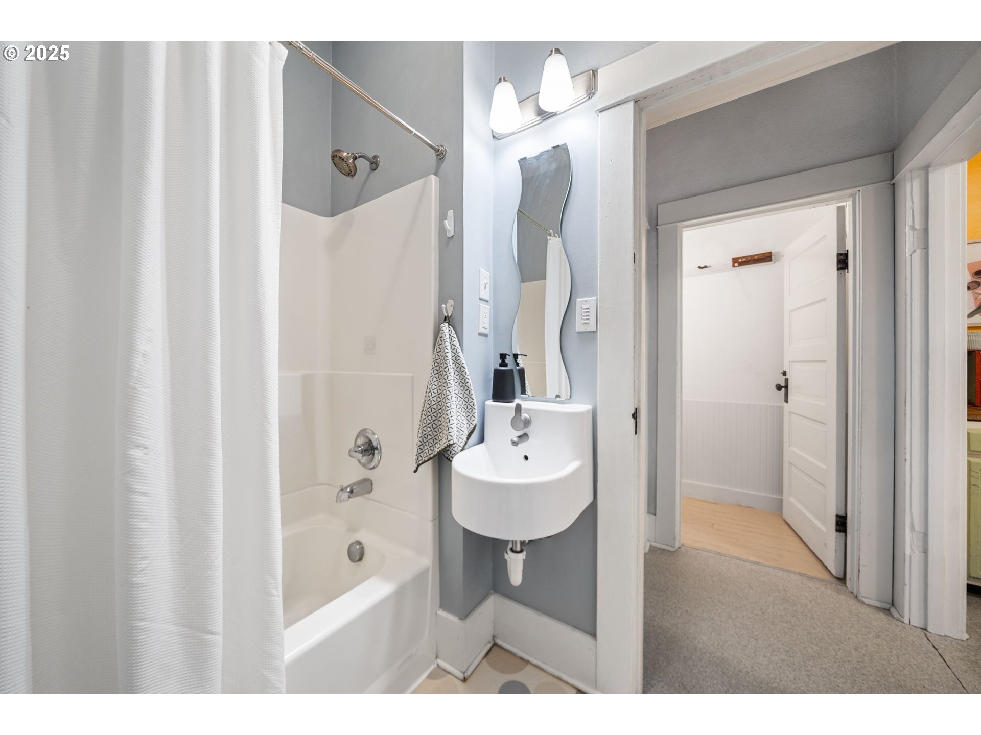 Property Photo: 3738 SE Schiller St OR 97202