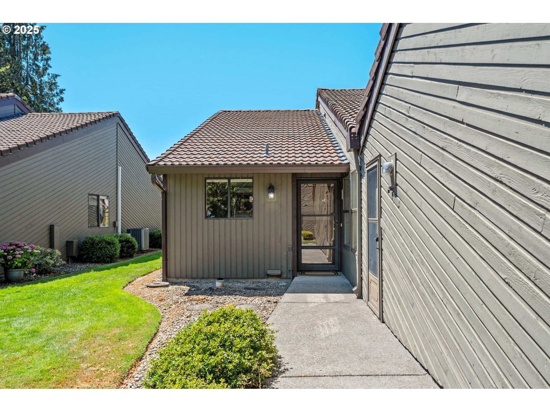 Property Photo: 13821 NW 10th Ct H WA 98685